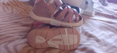 Sandalias rosadas para niña - miniatura 1