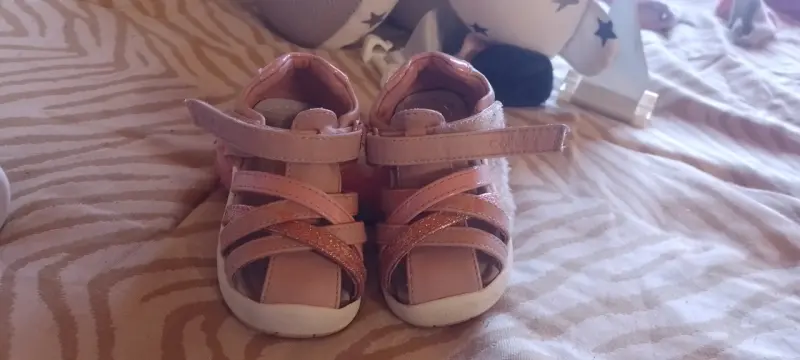 Sandalias rosadas para niña - 2