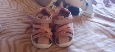 Sandalias rosadas para niña - miniatura 2