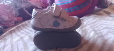 Zapatos de bebé con corazones - miniatura 1