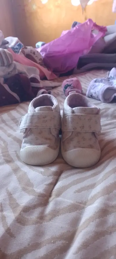 Zapatos infantiles con diseño floral - miniatura 1
