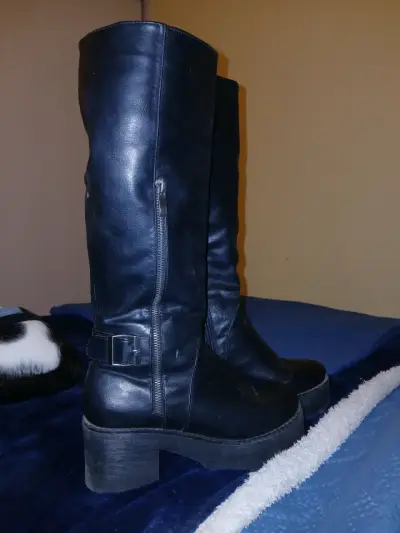 Botas negras de cuero - miniatura 1