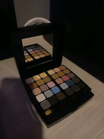 Paleta de sombras multicolor - miniatura 1