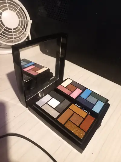 Paleta de sombras colorida - miniatura 1