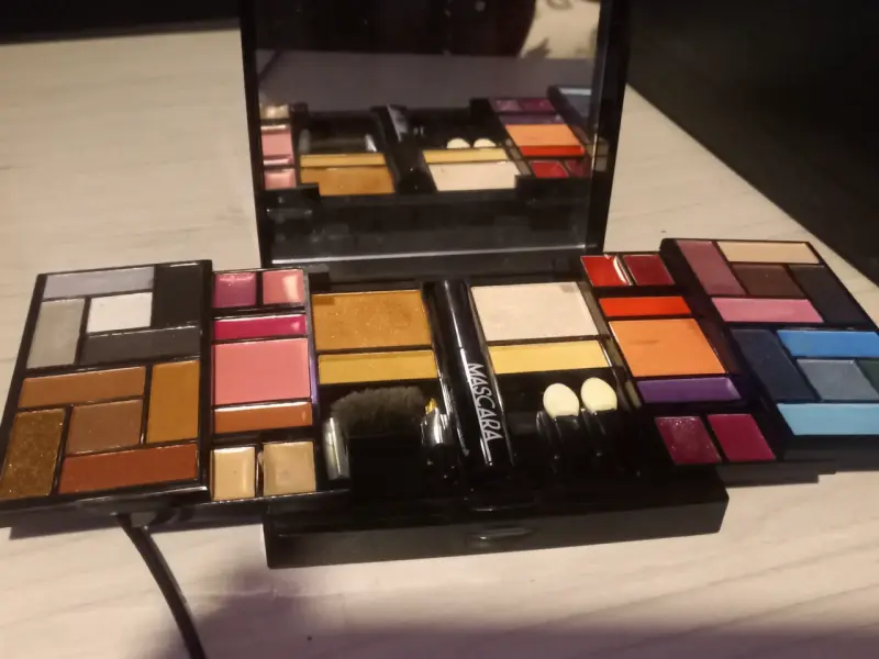 Paleta de sombras colorida - 3
