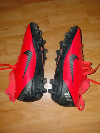 Botines de fútbol rojos y negros talla 35.5 - miniatura 1