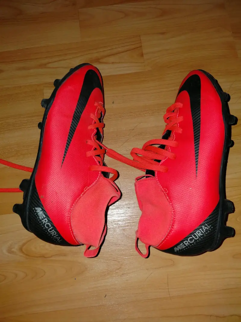 Botines de fútbol rojos y negros talla 35.5 - 2