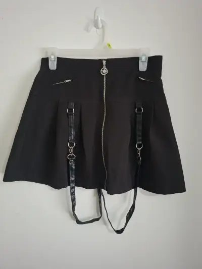 Falda negra con tirantes - miniatura 1
