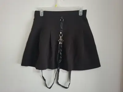 Falda negra con tirantes - miniatura 2