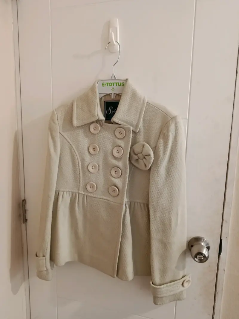 Abrigo beige con botones