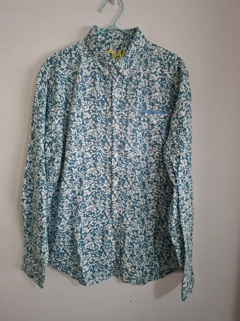Camisa estampada azul y blanca
