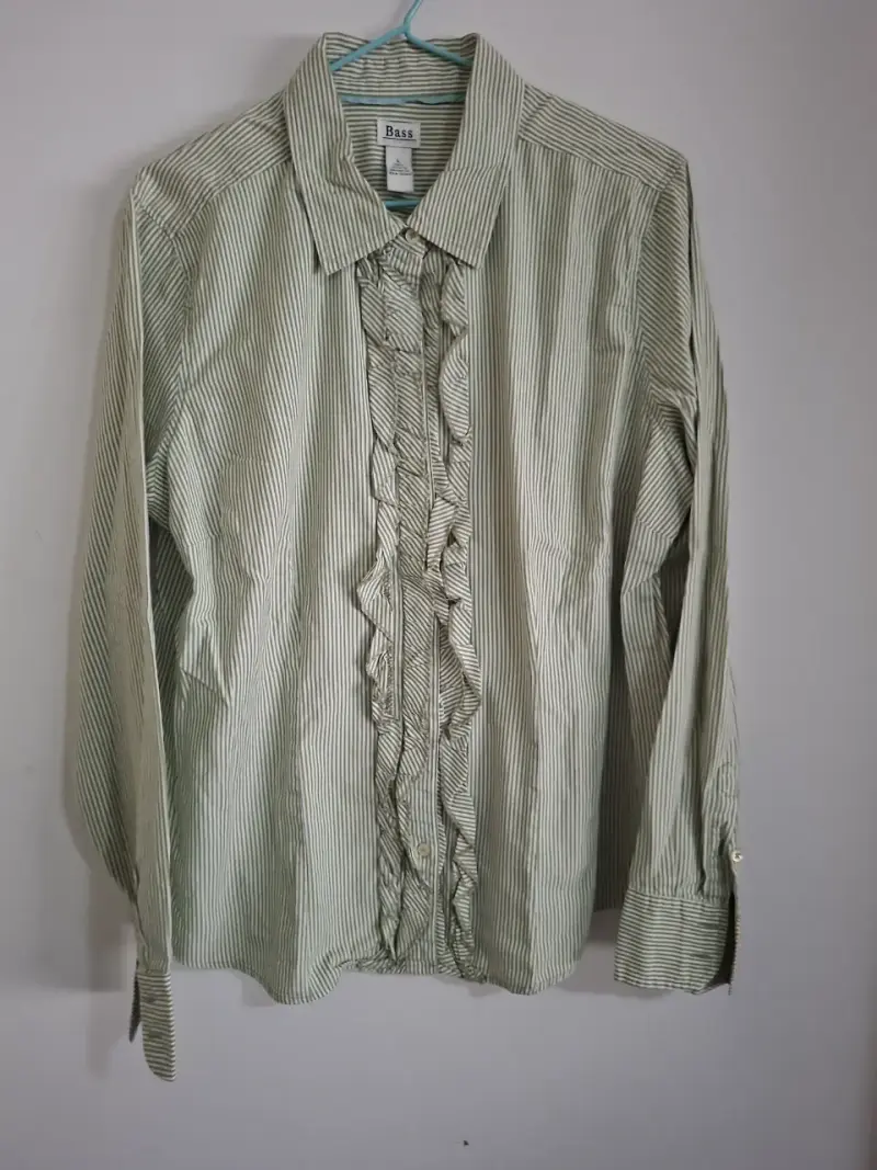 Camisa a rayas con volantes