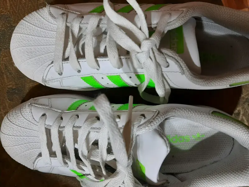 Zapatillas blancas con detalles verdes - 1