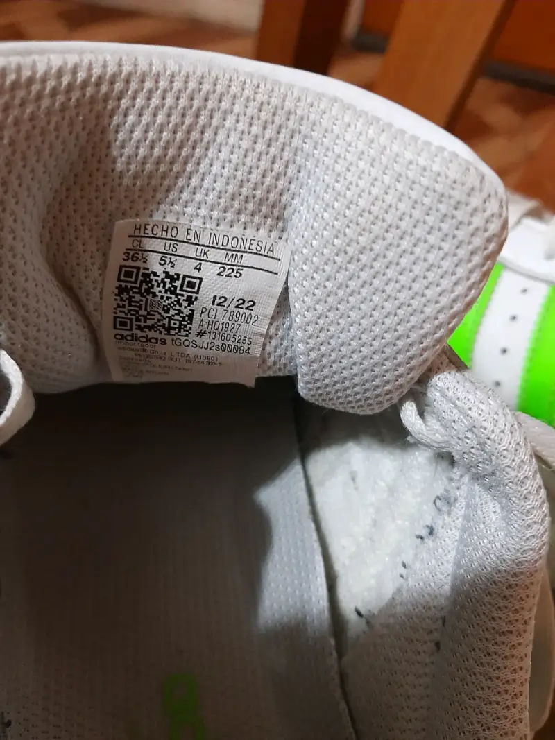 Zapatillas blancas con detalles verdes - 2