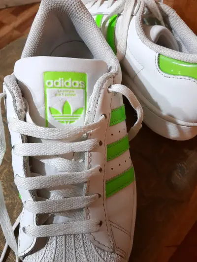Zapatillas blancas con detalles verdes - miniatura 3