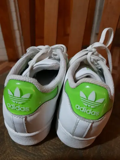 Zapatillas blancas con detalles verdes - miniatura 4