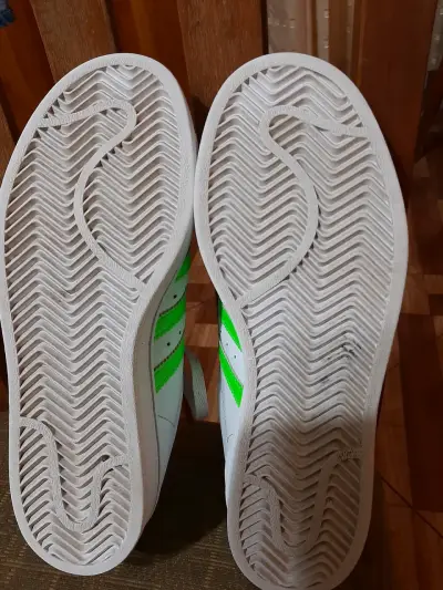 Zapatillas blancas con detalles verdes - miniatura 5