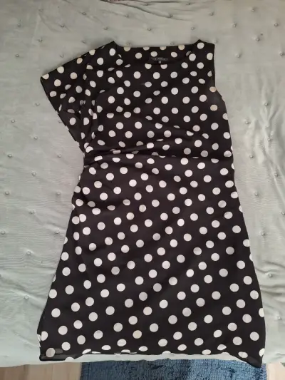 Vestido negro con lunares - miniatura 1