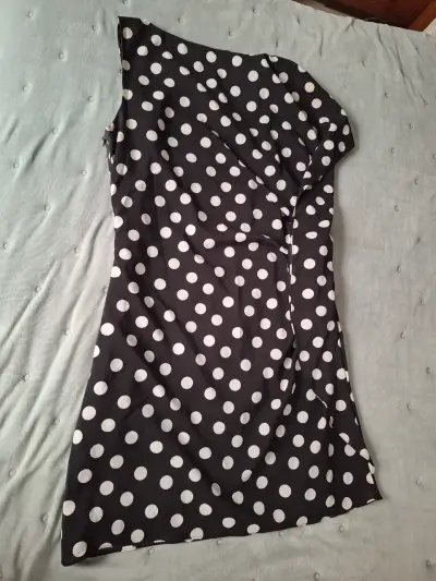 Vestido negro con lunares - miniatura 2