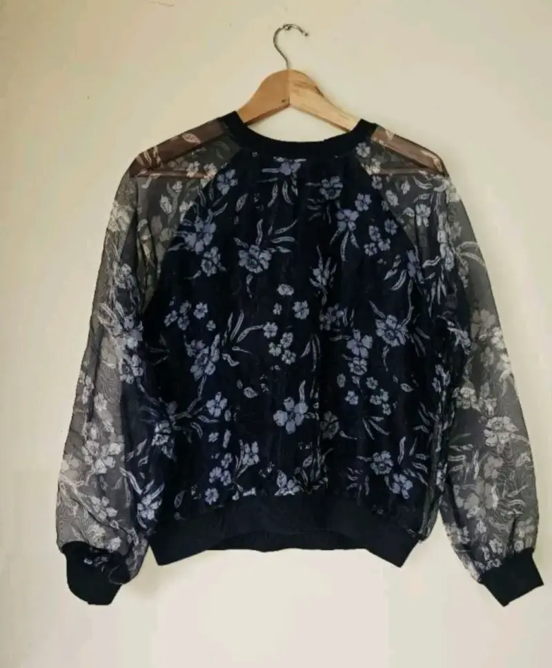 Polero azul floral con mangas transparente - 2