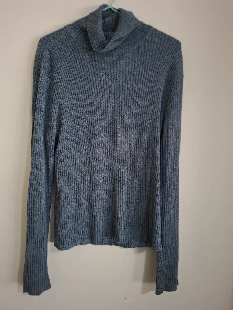Suéter cuello alto gris