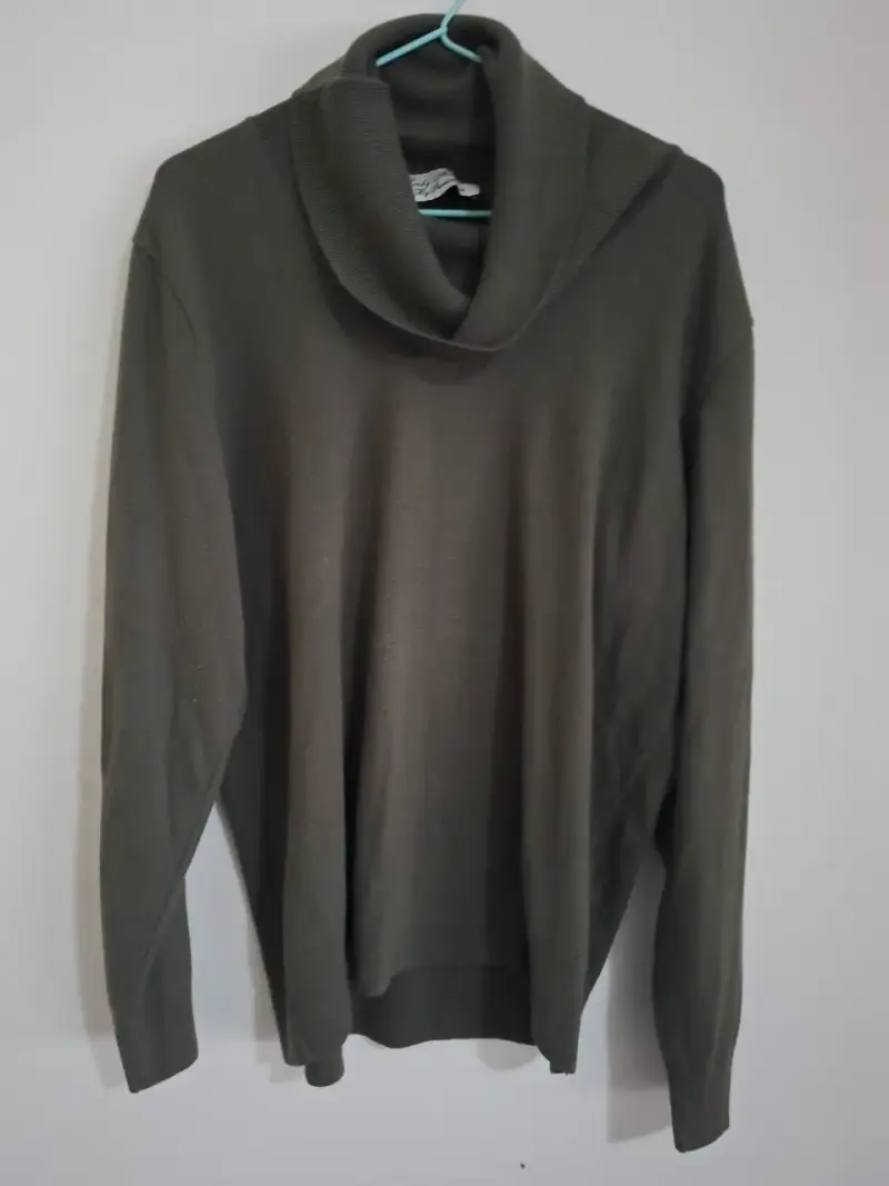 Suéter cuello alto verde oliva