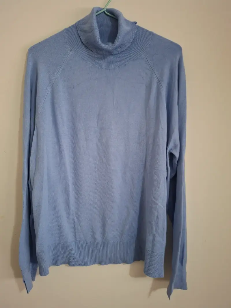 Suéter azul cuello alto