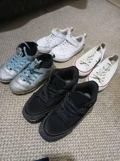 Lote de zapatillas y ropa - miniatura 1