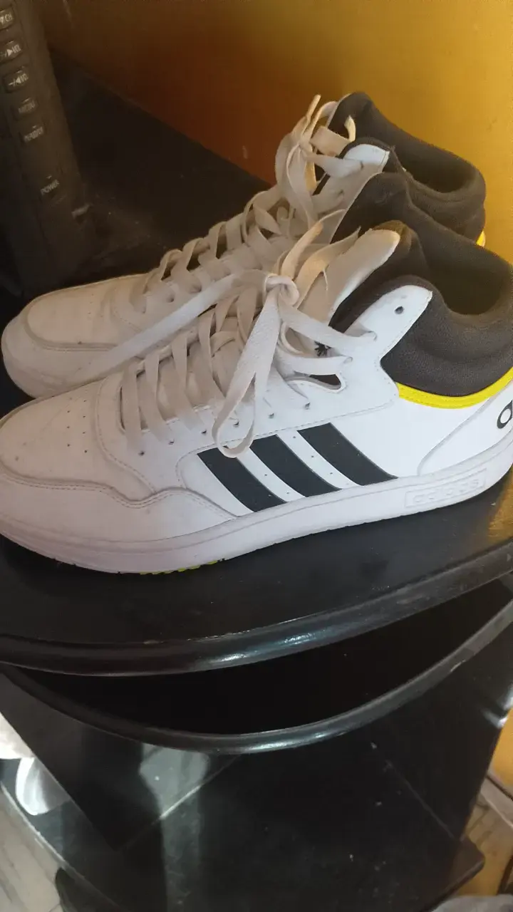 Zapatillas deportivas blancas y negras - 1