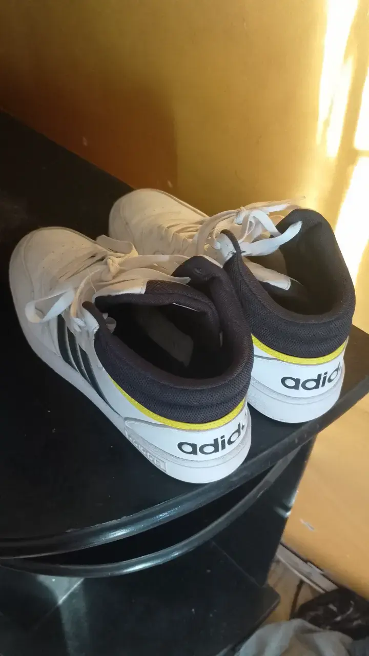 Zapatillas deportivas blancas y negras - 3