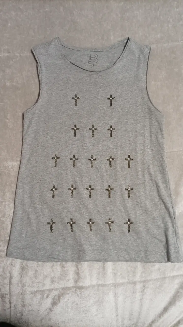 Polera sin mangas gris con cruces - 1