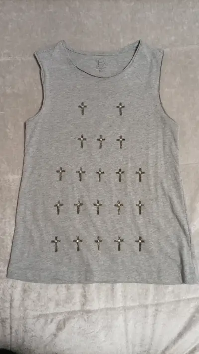 Polera sin mangas gris con cruces - miniatura 1