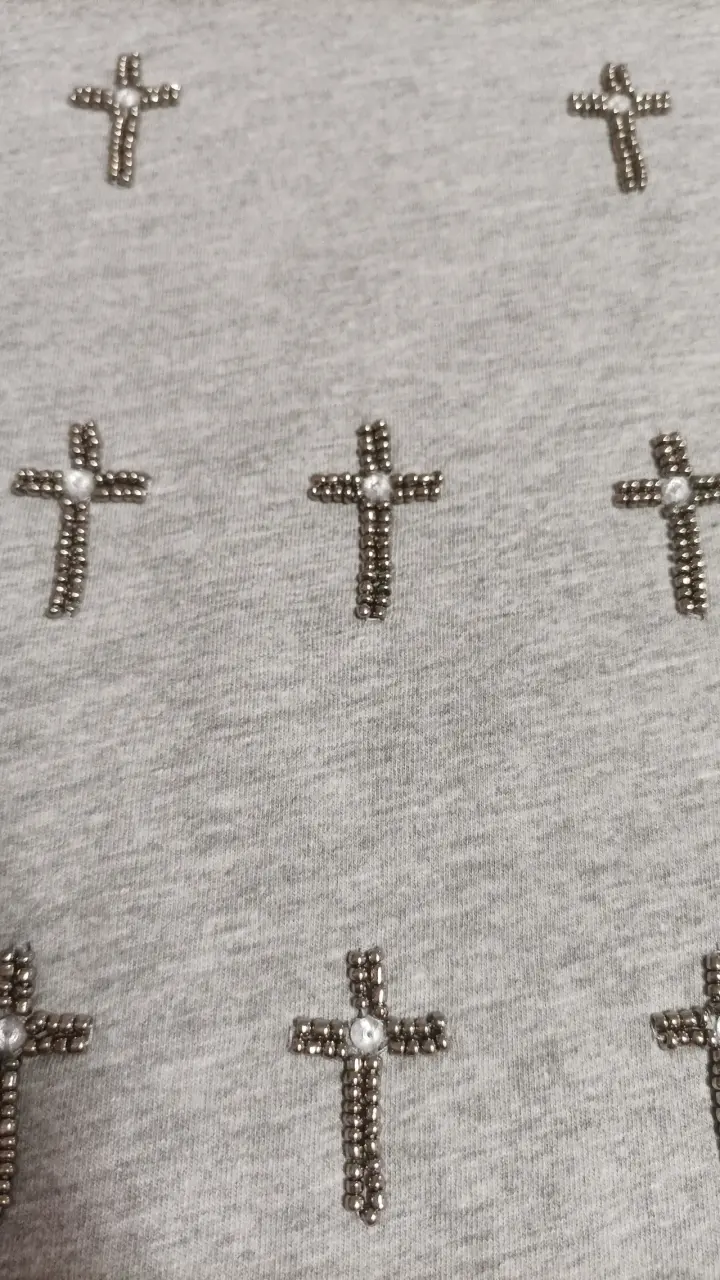 Polera sin mangas gris con cruces - 2