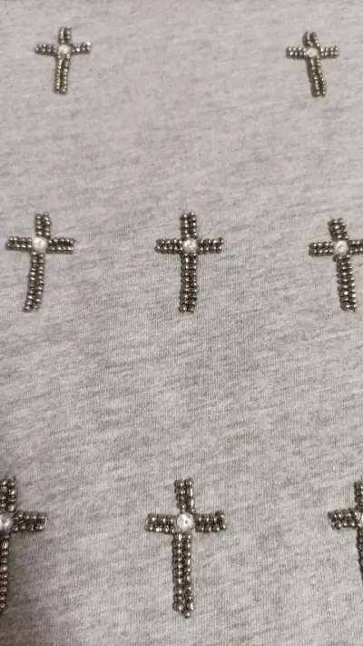 Polera sin mangas gris con cruces - miniatura 2