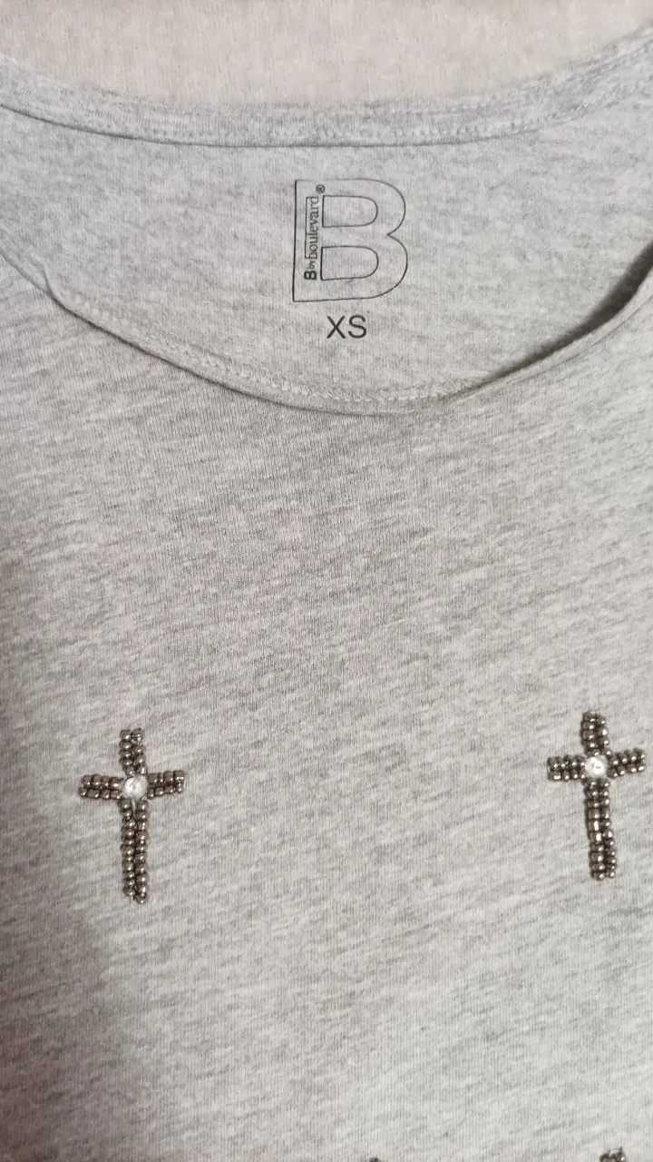 Polera sin mangas gris con cruces - 3