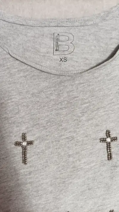 Polera sin mangas gris con cruces - miniatura 3