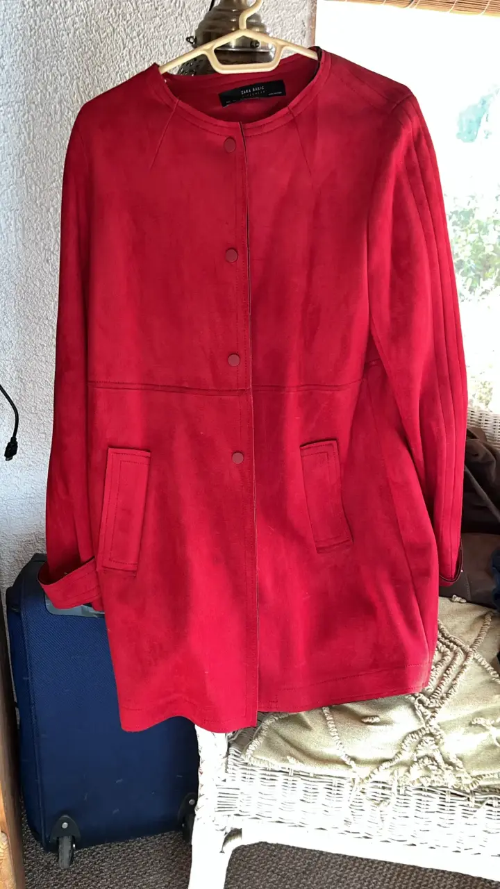 Abrigo rojo sin botones