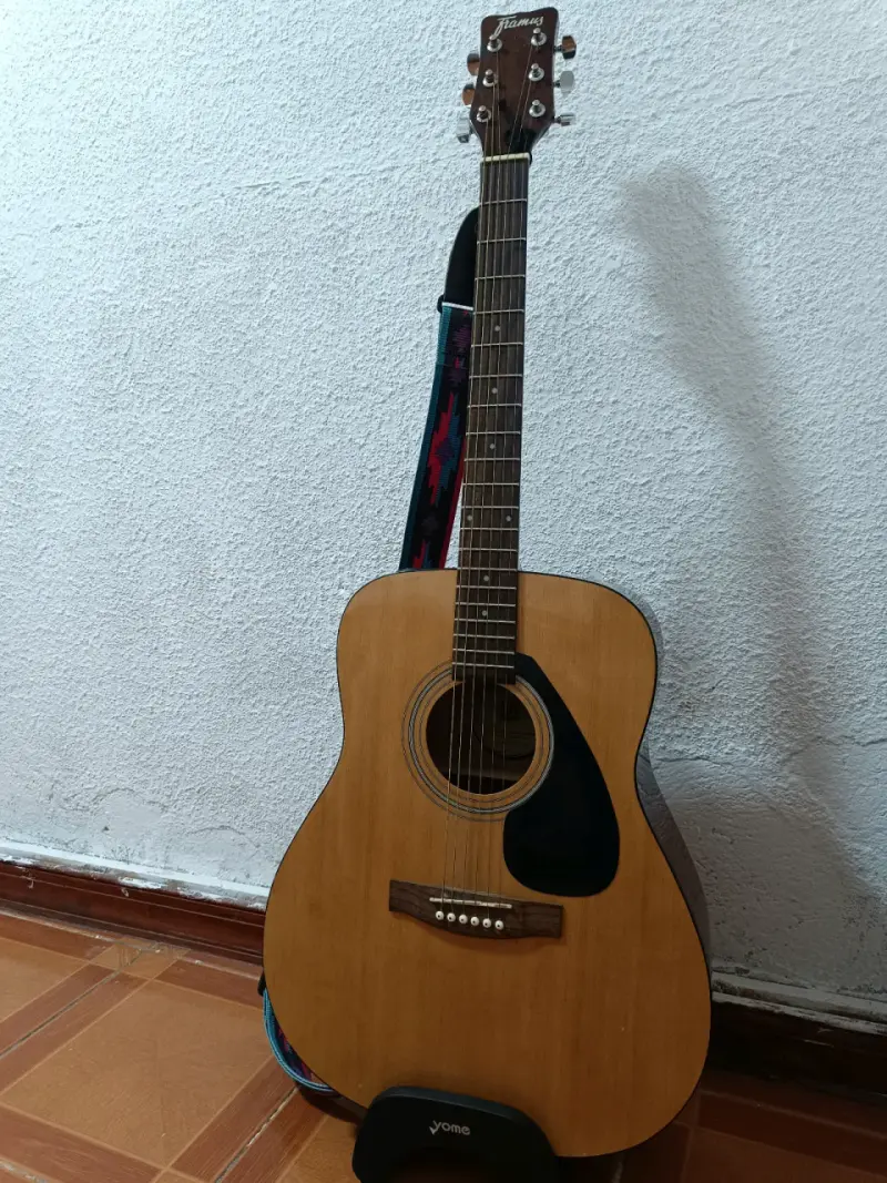 Guitarra electroacústica + colgador + funda - 1