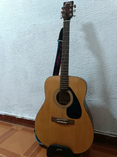 Guitarra electroacústica + colgador + funda - miniatura 1