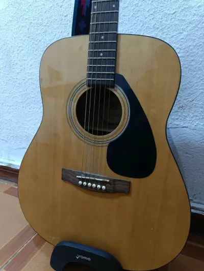 Guitarra electroacústica + colgador + funda - miniatura 2