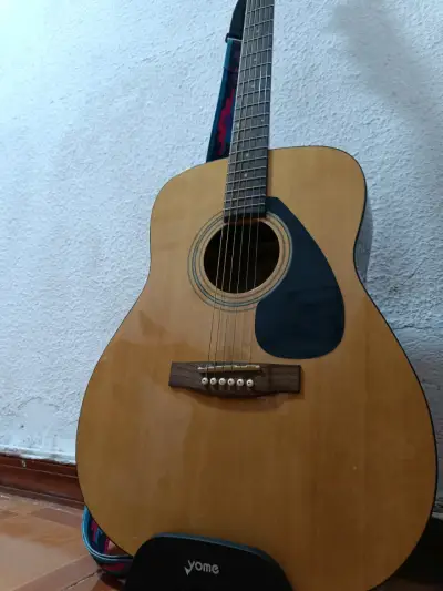 Guitarra electroacústica + colgador + funda - miniatura 3