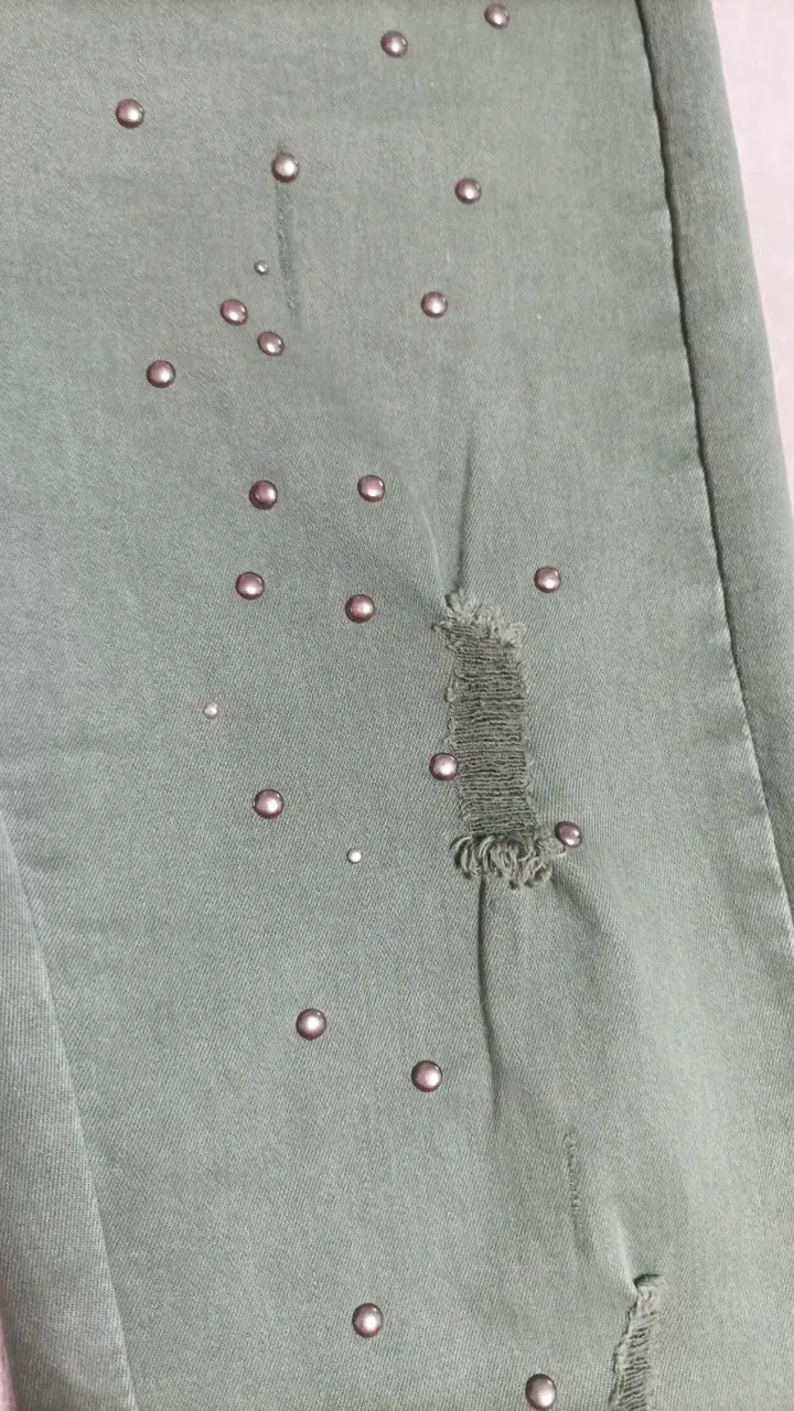 Jeans verdes con tachas - 2
