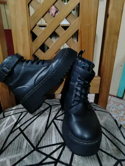 Zapatillas y zapato en perfecto estado - miniatura 5