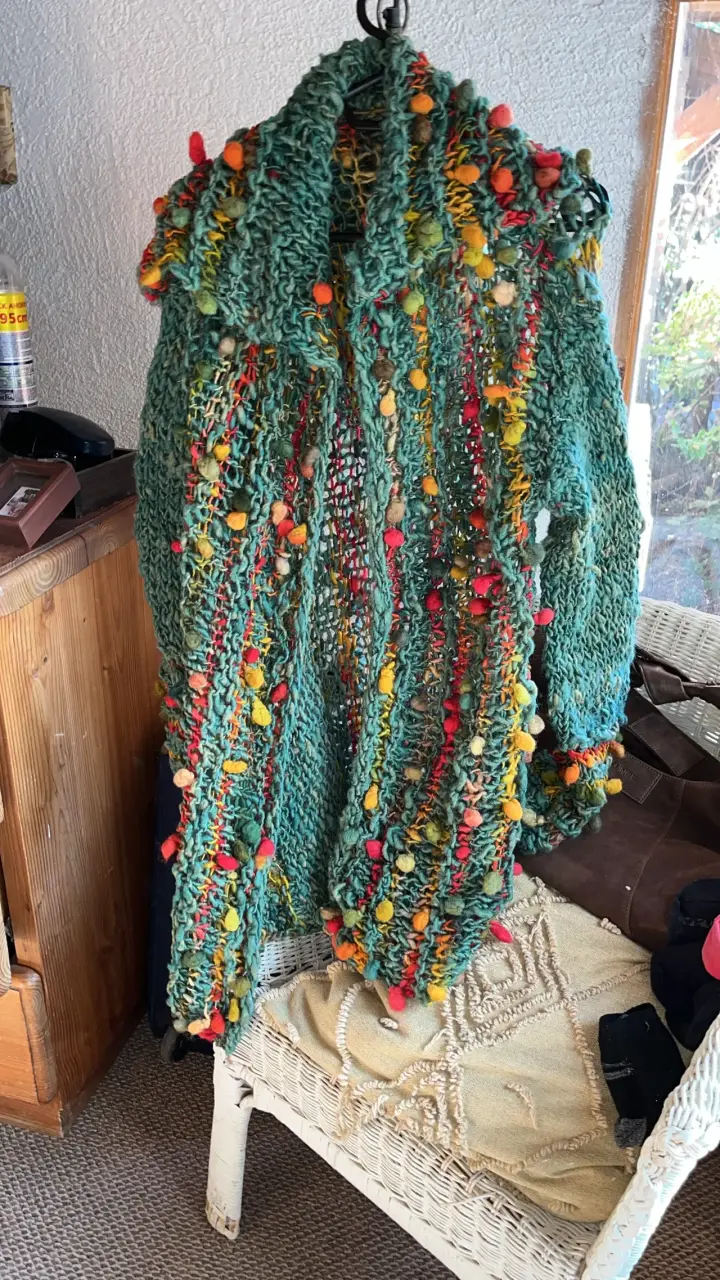 Chaleco artesanal verde con pompones