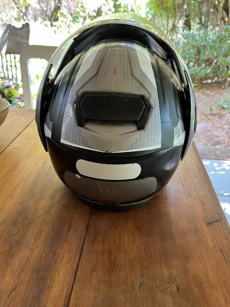Casco de motocicleta negro y gris - 1