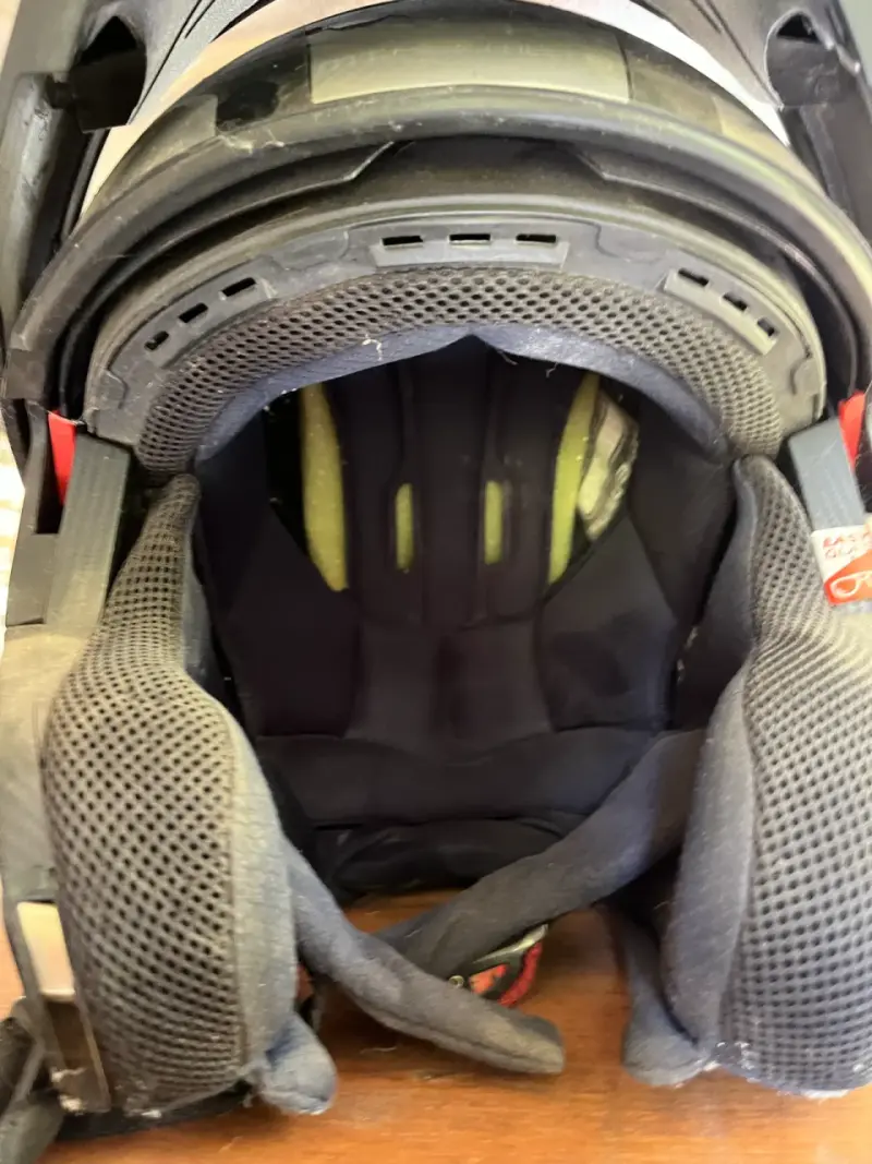 Casco de motocicleta negro y gris - 2