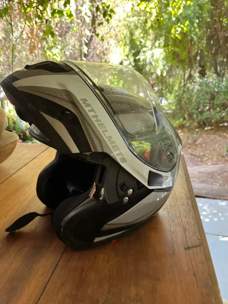 Casco de motocicleta negro y gris - 3