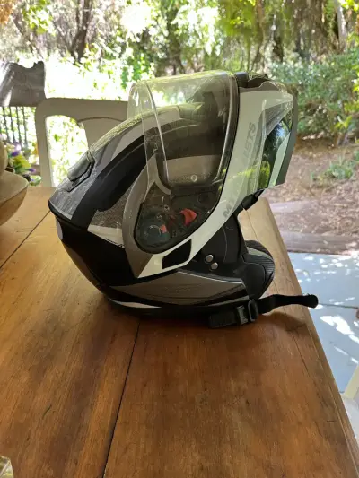 Casco de motocicleta negro y gris - miniatura 4