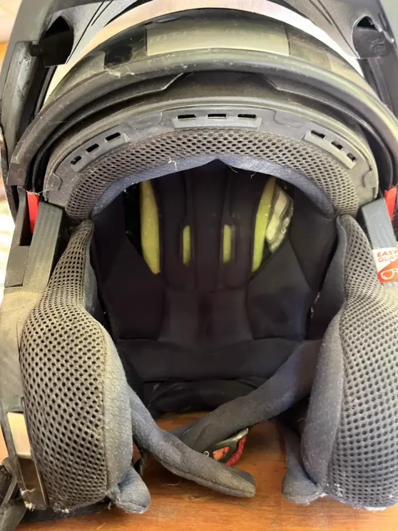 Casco de motocicleta negro y gris - 5
