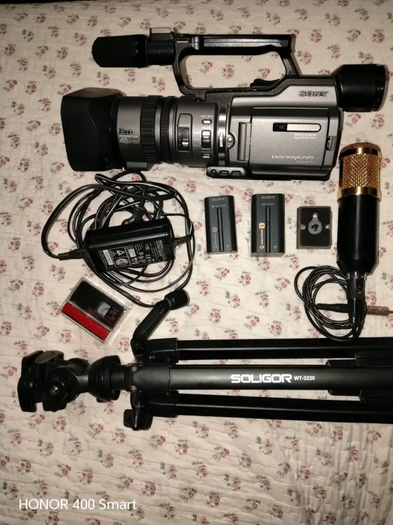 Cámara de video Sony con accesorios - 1